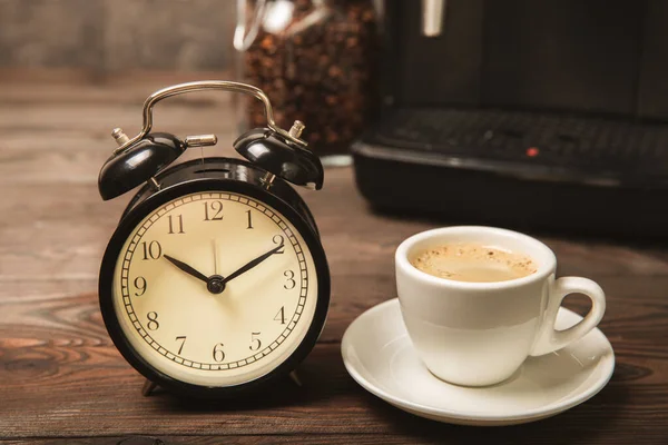 Wekker Klok Een Kopje Koffie Ochtend Met Een Koffiezetapparaat Achtergrond — Stockfoto