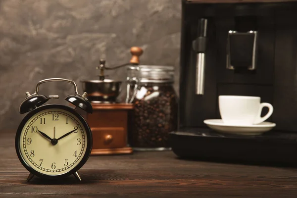 Väckarklocka Och Kopp Morgonkaffe Med Kaffebryggare Bakgrunden Köksinteriören Ett Glas — Stockfoto