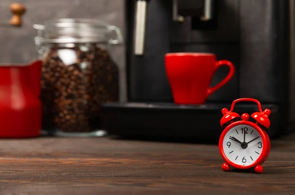 Будильник Чашка Утреннего Кофе Кофеваркой Заднем Плане Кухонного Интерьера Доброе — стоковое фото