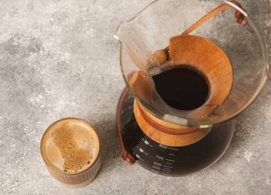 Chemex kullanarak kahve hazırlamak, kahve makinesi ve su ısıtıcısı. Kahve yapmak için alternatif yollar. Kahve dükkanı kavramı. Kremalı sütlü latte. Vanilya Rafı.