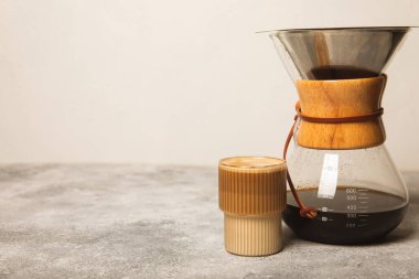 Chemex kullanarak kahve hazırlamak, kahve makinesi ve su ısıtıcısı. Kahve yapmak için alternatif yollar. Kahve dükkanı kavramı. Kremalı sütlü latte. Vanilya Rafı.