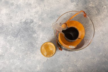 Chemex kullanarak kahve hazırlamak, kahve makinesi ve su ısıtıcısı. Kahve yapmak için alternatif yollar. Kahve dükkanı kavramı. Kremalı sütlü latte. Vanilya Rafı.