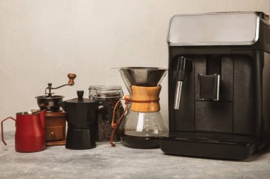 Modern kahve makinesi. Mutfağı yakın çekimde. Sıcak, aromatik espresso. Sabah kahvesi. Tahta bir masada espresso makinesi. Metin için boşluk. Boşluğu kopyala.