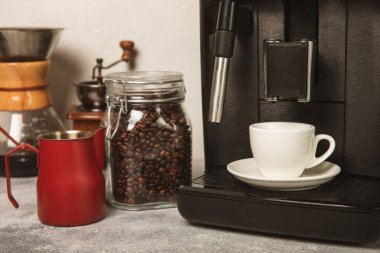 Modern kahve makinesi. Mutfağı yakın çekimde. Bir fincan sıcak kokulu espresso. Sabah kahvesi. Tahta bir masada espresso makinesi. Metin için boşluk. Boşluğu kopyala.
