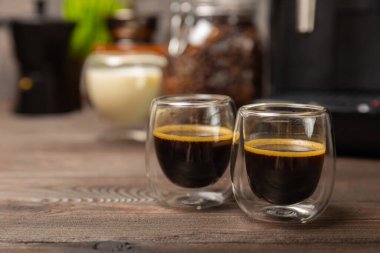 Bir kafede siyah bir masada siyah espresso kahvesi. Sıcak kokulu kahve. Günaydın konsept. Kahveci. Kahve evi konsepti. Metin için yer.