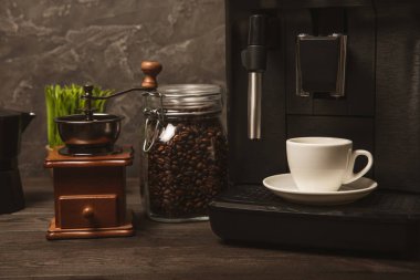 Modern mutfak içinde kahve makinesi. Evde kahve makinesinde yapılan taze siyah aromatik kahve. Sabah kahvesi. Mutfakta ev yapımı kahve makinesi var. Mesaj için yer. Boşluğu kopyala.