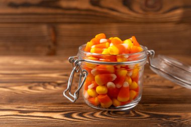 Kahverengi desenli Cadılar Bayramı mısırı. Cadılar Bayramı için klasik beyaz, turuncu ve sarı mısır şekeri. Fotokopi alanı ile..