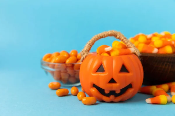 Halloween Słodycze Kukurydzy Niebieskim Tle Tekstury Klasyczne Białe Pomarańczowe Żółte — Zdjęcie stockowe