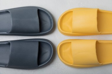 Beyaz dokuda ev terlikleri. Kapalı ayakkabılar. Düz çizgi. Rahat etmek için rahat terlikler. Yakın plan. Mesaj için yer. Boşluğu kopyala.