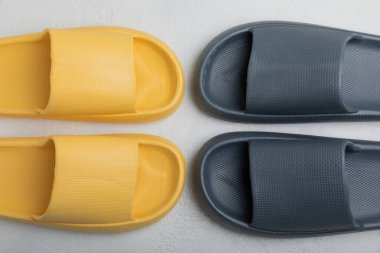 Beyaz dokuda ev terlikleri. Kapalı ayakkabılar. Düz çizgi. Rahat etmek için rahat terlikler. Yakın plan. Mesaj için yer. Boşluğu kopyala.