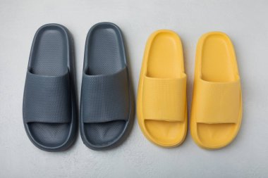 Beyaz dokuda ev terlikleri. Kapalı ayakkabılar. Düz çizgi. Rahat etmek için rahat terlikler. Yakın plan. Mesaj için yer. Boşluğu kopyala.