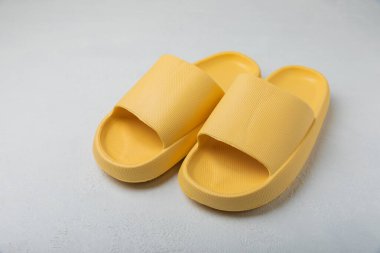 Beyaz dokuda ev terlikleri. Kapalı ayakkabılar. Düz çizgi. Rahat etmek için rahat terlikler. Yakın plan. Mesaj için yer. Boşluğu kopyala.