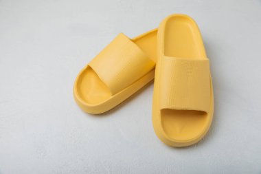 Beyaz dokuda ev terlikleri. Kapalı ayakkabılar. Düz çizgi. Rahat etmek için rahat terlikler. Yakın plan. Mesaj için yer. Boşluğu kopyala.