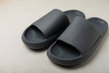 Beyaz dokuda ev terlikleri. Kapalı ayakkabılar. Düz çizgi. Rahat etmek için rahat terlikler. Yakın plan. Mesaj için yer. Boşluğu kopyala.