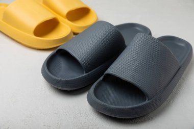 Beyaz dokuda ev terlikleri. Kapalı ayakkabılar. Düz çizgi. Rahat etmek için rahat terlikler. Yakın plan. Mesaj için yer. Boşluğu kopyala.