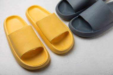 Beyaz dokuda ev terlikleri. Kapalı ayakkabılar. Düz çizgi. Rahat etmek için rahat terlikler. Yakın plan. Mesaj için yer. Boşluğu kopyala.