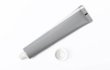 Beyaz arka planda izole edilmiş diş macunu tüpü. Yakın plan. Diş plağı ve bakterilerin önlenmesi. Taze nefes. Dişçi konsepti. Ağız bakımı.
