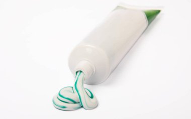 Beyaz arka planda izole edilmiş diş macunu tüpü. Yakın plan. Diş plağı ve bakterilerin önlenmesi. Taze nefes. Dişçi konsepti. Ağız bakımı.