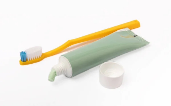 歯磨き粉と歯ブラシのチューブは白い背景に隔離されています 接近中だ 歯垢や虫歯の予防 新鮮な息だ 歯の概念 口腔ケア — ストック写真
