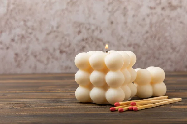 Gemütliche Einrichtung Und Brennende Kerzen Vor Dem Hintergrund Eines Minimalistischen — Stockfoto