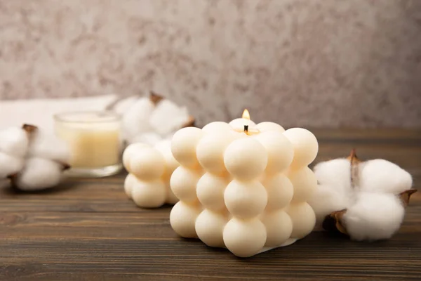 Gemütliche Einrichtung Und Brennende Kerzen Vor Dem Hintergrund Eines Minimalistischen — Stockfoto