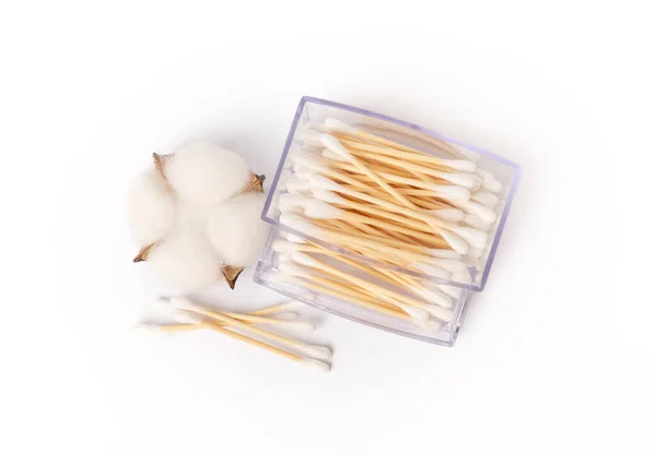 被单的棉签在白色背景上隔离 竹子棉花芽 耳朵卫生的方法 环保材料 — 图库照片