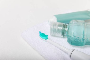 Modern sonik ya da elektrikli diş fırçası banyoda şarj aleti var. Profesyonel oral bakım ve sağlıklı diş konsepti. Mesaj için yer. Yakın plan. Minimum tasarım. Taze nefes. Sağlıklı dişler.