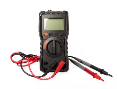 Sondaları olan ve beyaz arkaplanda izole edilmiş dijital çokölçer. Elektriksel araç. Siyah dijital multimetre, beyaz arka planda sondalar, multimetre elektronik bir ölçüm aracı..