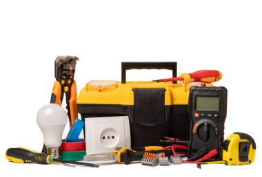 Beyaz arka planda izole edilmiş elektrikli alet ve aksesuar bileşimi. Alet çantası. Elektrikçi aleti. Sancak. Model.