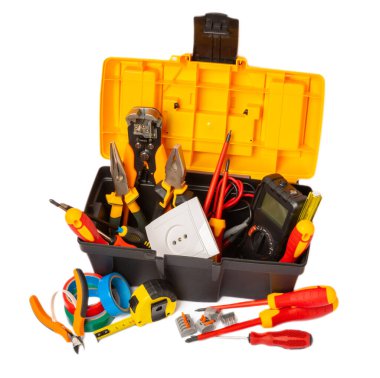 Beyaz arka planda izole edilmiş elektrikli alet ve aksesuar bileşimi. Alet çantası. Elektrikçi aleti. Sancak. Model.