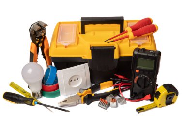 Beyaz arka planda izole edilmiş elektrikli alet ve aksesuar bileşimi. Alet çantası. Elektrikçi aleti. Sancak. Model.