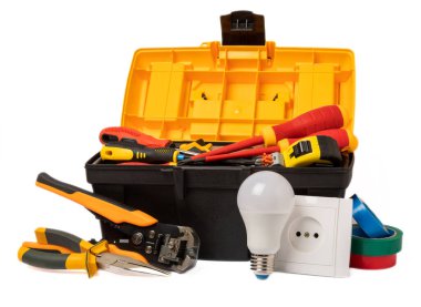 Beyaz arka planda izole edilmiş elektrikli alet ve aksesuar bileşimi. Alet çantası. Elektrikçi aleti. Sancak. Model.