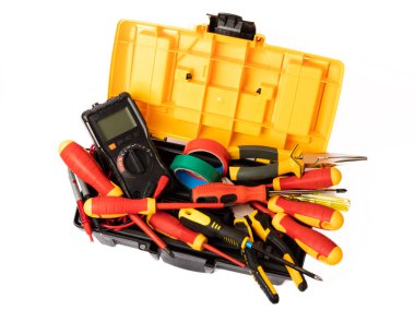 Beyaz arka planda izole edilmiş elektrikli alet ve aksesuar bileşimi. Alet çantası. Elektrikçi aleti. Sancak. Model.