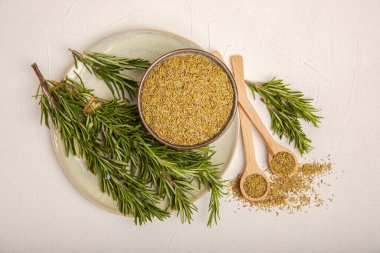 Kurumuş biberiye ve beyaz dokuda taze biberiye dalları. Baharatlı baharatlar. Et ve balık çeşnisi. Yemek pişirme konsepti. Fiş ver. Yakın plan. metin için yer.