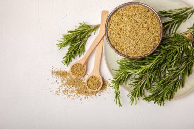 Kurumuş biberiye ve beyaz dokuda taze biberiye dalları. Baharatlı baharatlar. Et ve balık çeşnisi. Yemek pişirme konsepti. Fiş ver. Yakın plan. metin için yer.