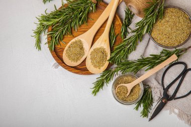 Kurumuş biberiye ve beyaz dokuda taze biberiye dalları. Baharatlı baharatlar. Et ve balık çeşnisi. Yemek pişirme konsepti. Fiş ver. Yakın plan. metin için yer.