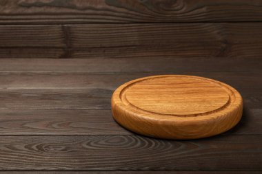 Kahverengi ahşap mutfak masasının tahta kesme tahtası. Menü yemek kartı ya da yemek tarifleri arka plan kavramı. MOCKUP Tasarım. Metin için yer, kopyalama alanı. Yemek ve yemek kavramı..