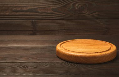 Kahverengi ahşap mutfak masasının tahta kesme tahtası. Menü yemek kartı ya da yemek tarifleri arka plan kavramı. MOCKUP Tasarım. Metin için yer, kopyalama alanı. Yemek ve yemek kavramı..