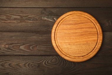 Kahverengi ahşap mutfak masasının tahta kesme tahtası. Menü yemek kartı ya da yemek tarifleri arka plan kavramı. MOCKUP Tasarım. Metin için yer, kopyalama alanı. Yemek ve yemek kavramı..