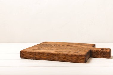 Beyaz ahşap mutfak masasının tahta kesme tahtası. Menü yemek kartı ya da yemek tarifleri arka plan kavramı. MOCKUP Tasarım. Metin için yer, kopyalama alanı. Yemek ve yemek kavramı..