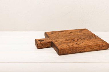 Beyaz ahşap mutfak masasının tahta kesme tahtası. Menü yemek kartı ya da yemek tarifleri arka plan kavramı. MOCKUP Tasarım. Metin için yer, kopyalama alanı. Yemek ve yemek kavramı..