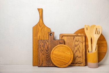 Beyaz arka plandaki tahta ve mutfak aletleri kesiliyor. Mutfak arka planında ahşap masa üstünde duran mutfak aletleri, metin ve ön görüş için boş alan. Anlaşıldı. MOCKUP.Yemek pişirme kavramı..