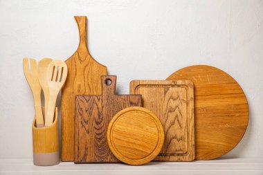 Beyaz arka plandaki tahta ve mutfak aletleri kesiliyor. Mutfak arka planında ahşap masa üstünde duran mutfak aletleri, metin ve ön görüş için boş alan. Anlaşıldı. MOCKUP.Yemek pişirme kavramı..