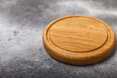 Mermer bir mutfak masasının tahta kesimi. Menü yemek kartı ya da yemek tarifleri arka plan kavramı. MOCKUP Tasarım. Metin için yer, kopyalama alanı. Yemek ve yemek kavramı..