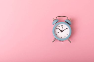 Renkli arka plan için çalar saat. Günaydın konsept. Sabah konsepti. Arka planda retro alarm saati var. Uyan. Uyan. İyi sabahlar. Düz katman.Bayrak.