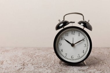 Renkli arka plan için çalar saat. Günaydın konsept. Sabah konsepti. Arka planda retro alarm saati var. Uyan. Uyan. İyi sabahlar. Düz katman.Bayrak.