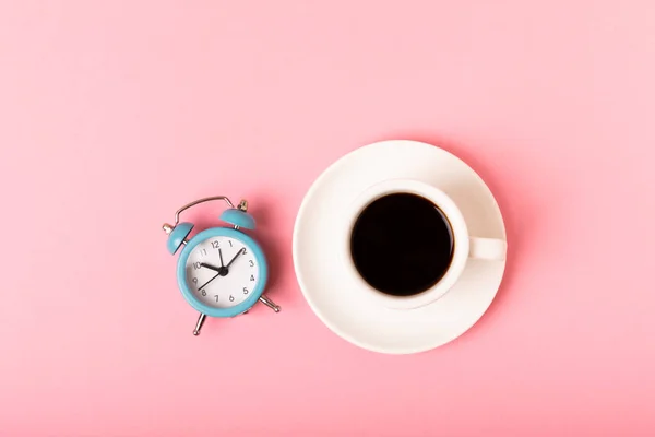 Wekker Klok Koffiekopje Kleur Achtergrond Goedemorgen Concept Aroma Warme Ochtenddrank — Stockfoto