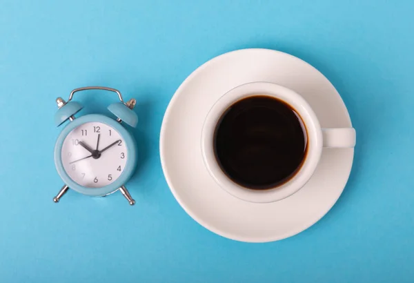 Reloj Despertador Taza Café Sobre Fondo Color Buen Concepto Mañana — Foto de Stock