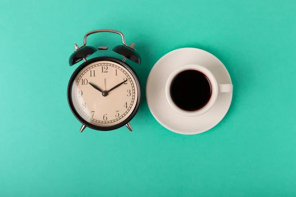彩色背景上的闹钟和咖啡杯 早上好 热的早晨饮料 早上的时间概念 背景上的复古闹钟和杯子 醒醒吧 早上好平铺 — 图库照片