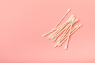Çevre dostu pamuk çubuğu, pembe arka planda bambu pamuk tomurcukları. Plastiksiz atık kozmetik ürünleri. Eko mallar. Hijyen. Mesaj için yer. Kopyalanacak yer.